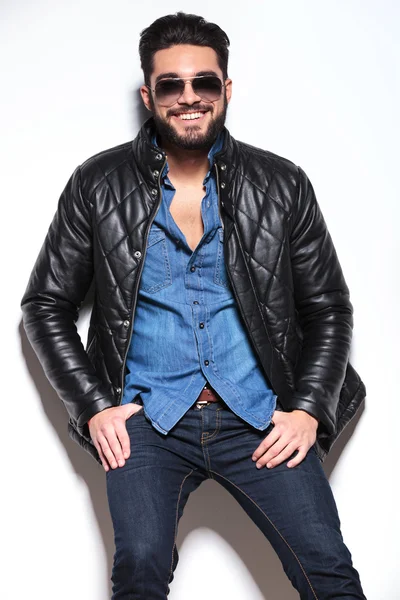 Smiling young man in sunglasses and leather jacket — Stock Photo, Image