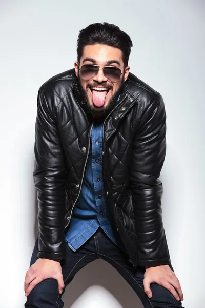 Homem de moda feliz salientando sua língua — Fotografia de Stock