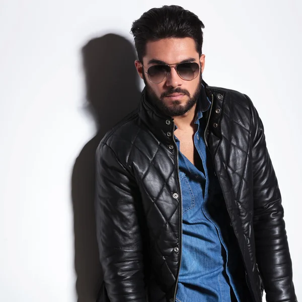 Dramatic man in leather jacket and sunglasses posing — Stock Photo, Image