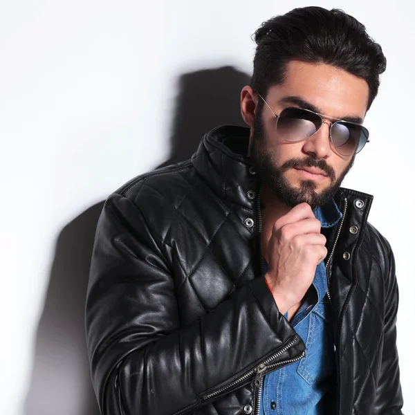 Moda hombre tirando de su barba — Foto de Stock