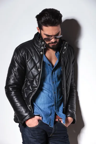 Irritado homem de moda em jaqueta de couro e solários posando — Fotografia de Stock