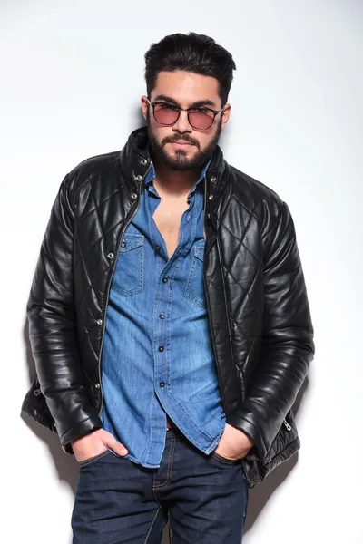 Hombre de moda con gafas y chaqueta de cuero posando — Foto de Stock