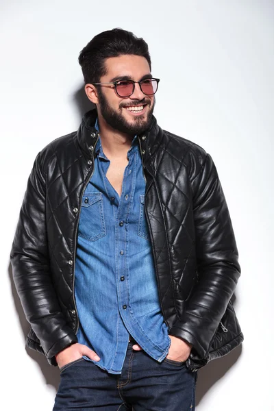 Feliz sorrindo homem casual em jaqueta de couro — Fotografia de Stock