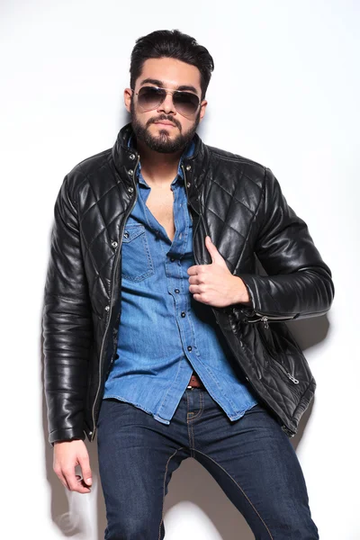 Fashion model in leather jacket and sunglasses posing — Stock Photo, Image