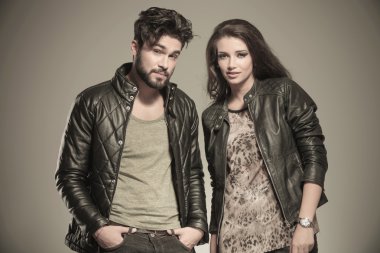 Modern çift deri giysiler her yanında ayakta