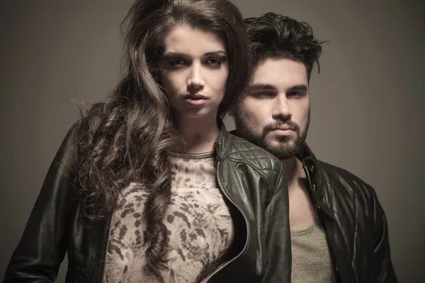 Couple de mode dramatique en studio — Photo