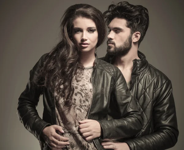 adam kadını arkadan kucaklayan