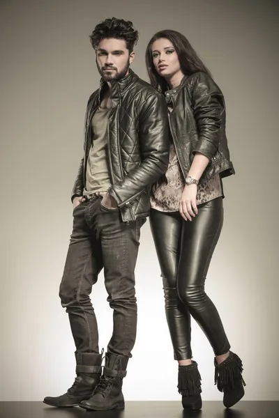 Fashion couple in casual leather jackets posing — Stock Photo, Image