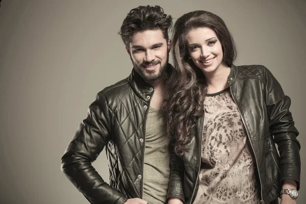 Happy fashion couple in leather jackets smiling — Stock Photo, Image