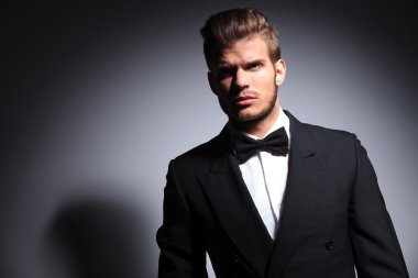 yakışıklı adam smokin ve papyon dramatik bir poz
