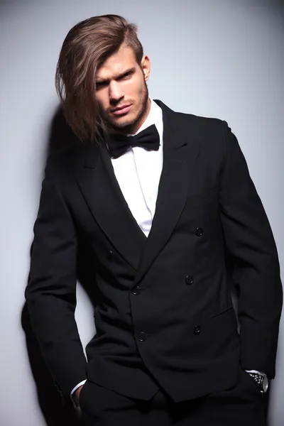 Elegante jovem homem de moda com cabelo comprido — Fotografia de Stock