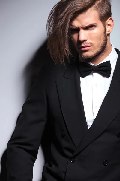 Foto ritaglio di un elegante giovane uomo di moda con i capelli lunghi — Foto Stock