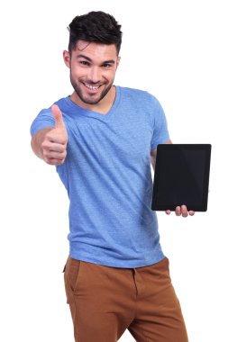 bir tablet pad tavsiye genç casual adam