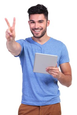 Tablet pad üzerinde okuma ve zafer işareti yaparak dostum