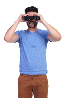 Genç casual adam dürbün arıyor