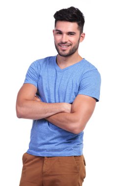 mutlu genç casual adam kollarını katlanmış