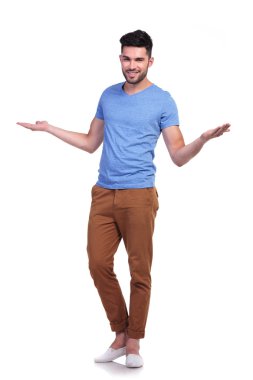 Genç casual adam konuksever tam vücut resmi
