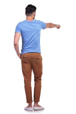 arkadan görünüşü onun parmak işaret bir genç casual adam