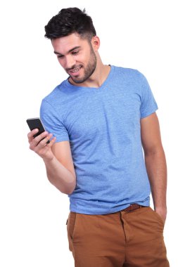 gülümseyen genç adam manifatura onun Smartphone