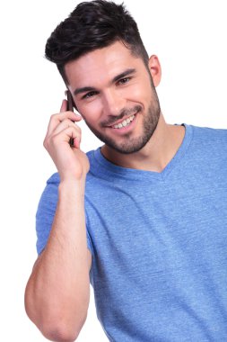mutlu genç casual adam telefonda konuşurken