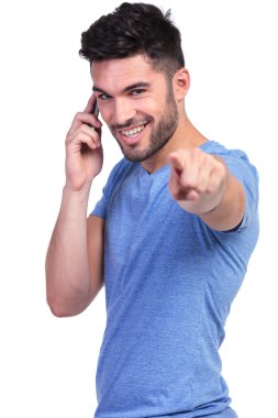 casual adam telefonda onun parmak işaret gülümseyen