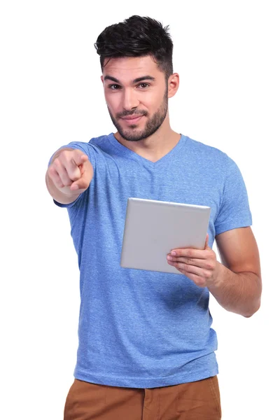 Hombre casual leyendo en una tableta está apuntando —  Fotos de Stock