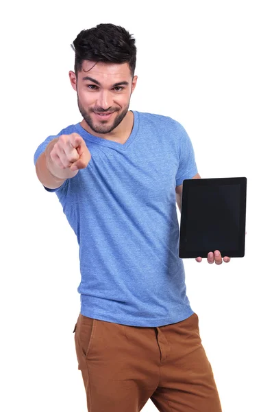 Homem apresentando um talbet pad e apontando — Fotografia de Stock