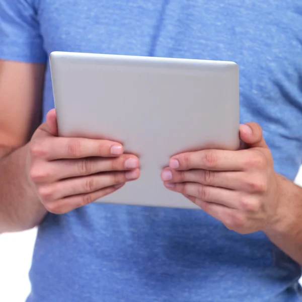 Планшетный компьютер в руках мужчины — стоковое фото