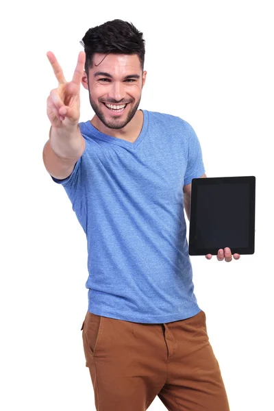 Mann präsentiert Tablet-Pad und macht das Siegeszeichen — Stockfoto