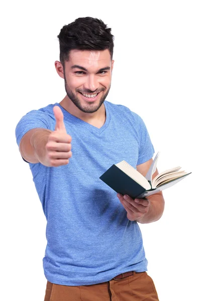 Młody student czytaniu dobrej książki — Zdjęcie stockowe