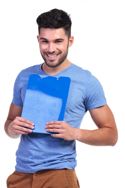 Estudante casual feliz segurando um nopad — Fotografia de Stock