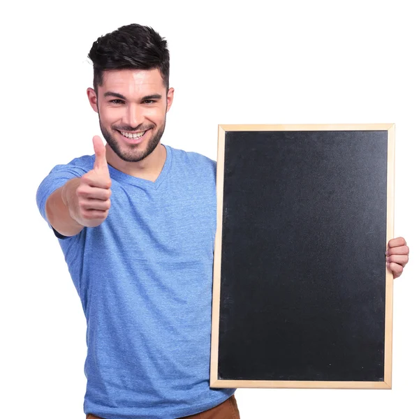 Estudiante que presenta un marco de pizarra y haciendo ok — Foto de Stock