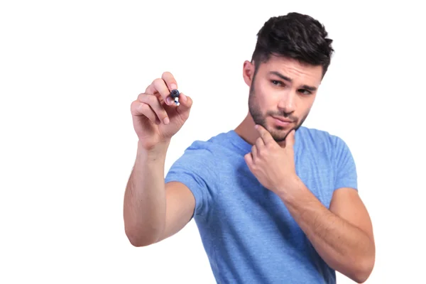 Estudiante pensativo escribiendo algo con marcador — Foto de Stock