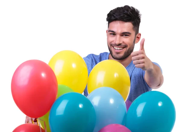 Homem feliz atrás de um bando de balões fazendo ok — Fotografia de Stock