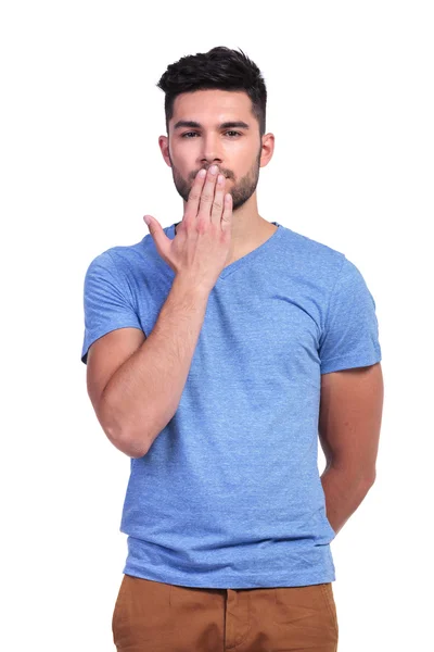 Casual ung man som täcker munnen — Stockfoto