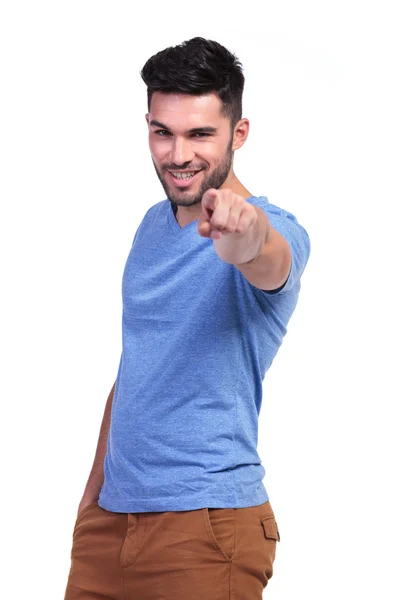 Sorrindo homem casual apontando o dedo para a câmera — Fotografia de Stock