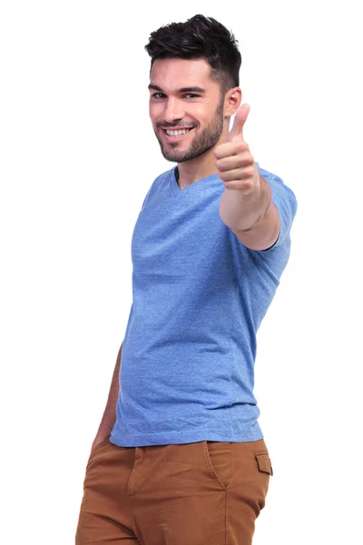 Sonriente hombre casual haciendo la señal ok — Foto de Stock