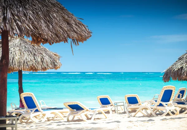 Tropikalny widok z plaży z parasolami i leżakami plażowymi Obraz Stockowy