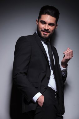 Genç Moda adam omzunun üzerinden görünüyor