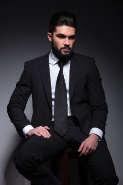 genç moda iş adamı sandalyeye oturur