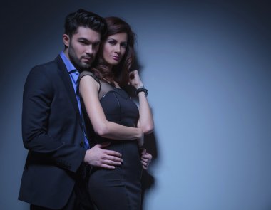 genç bir çift kameraya bakıyor