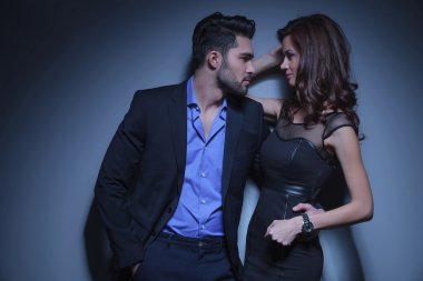 Genç çift birbirlerine bakıyorlar.