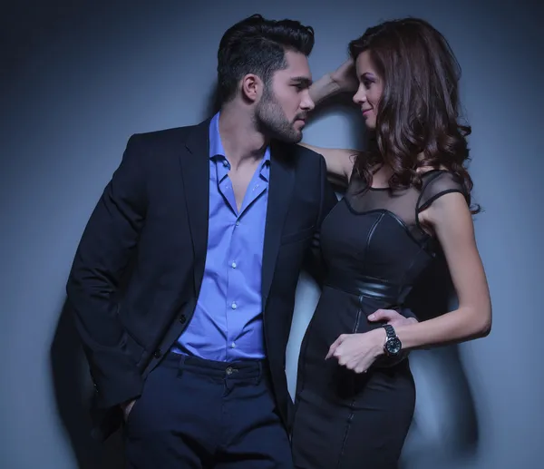 Genç çiftin birbirlerine gülümsüyor