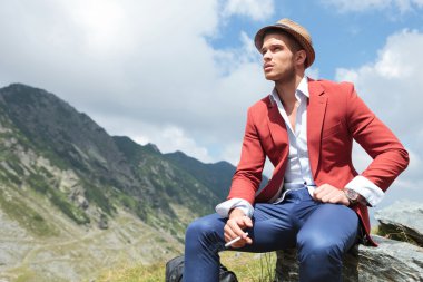 Sigara, açık moda erkek görünüyor