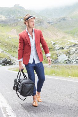 Genç Moda insan yolda yürüyor