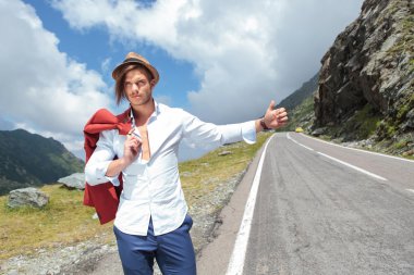 genç moda erkek hitchhikes
