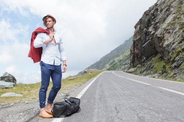 yol tarafında poz genç moda erkek