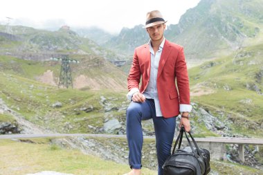 voyage torba açık olan genç moda adam