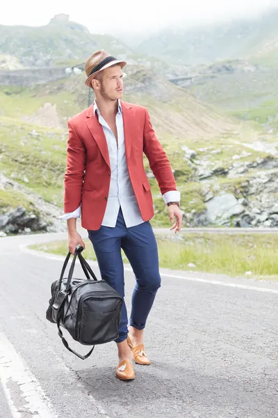 Young fashion man walks on the road — Stock Photo, Image