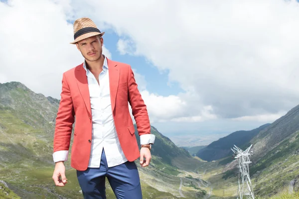 Young man poses in the mountains — Stock Photo, Image